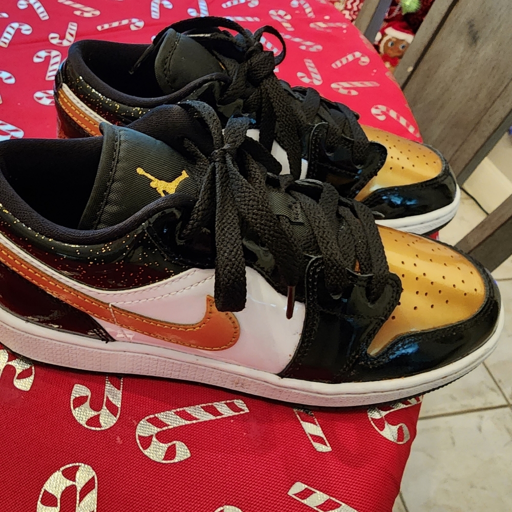 Air Jordan size 4.5Y